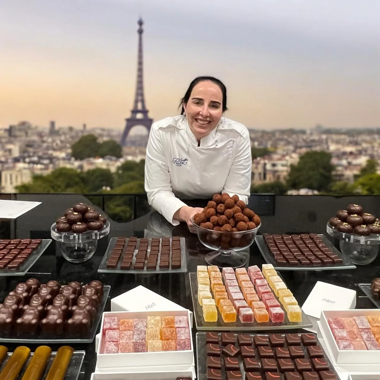 Hoje — Renata com suas criações em Paris, com a Torre Eiffel ao fundo