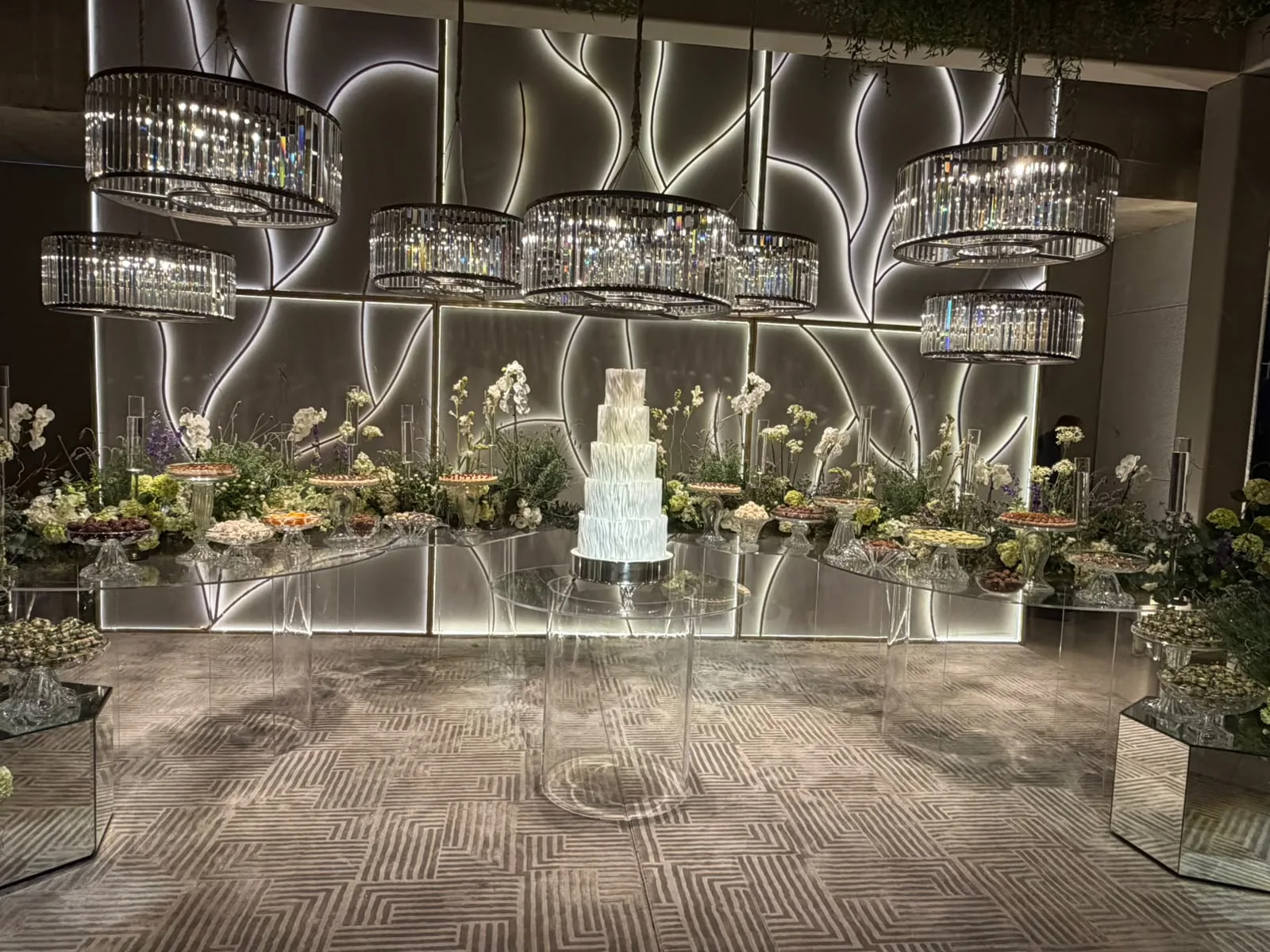 Bolo de casamento sobre mesa espelhada — Casamento