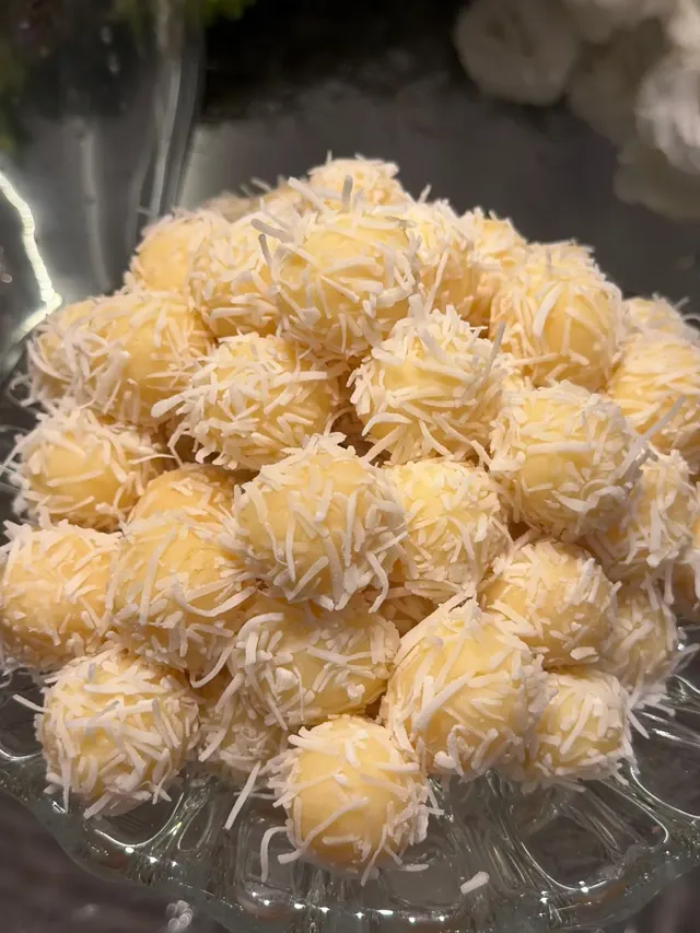 Bolo de casamento com acabamento espatulado dourado