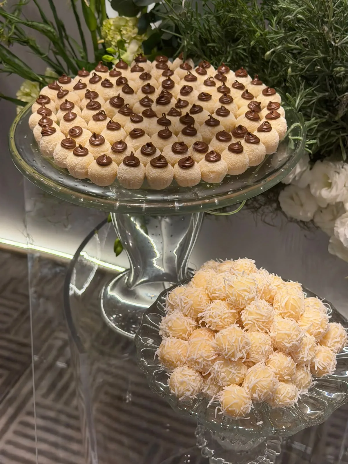 Doces artesanais na mesa de doces — Casamento