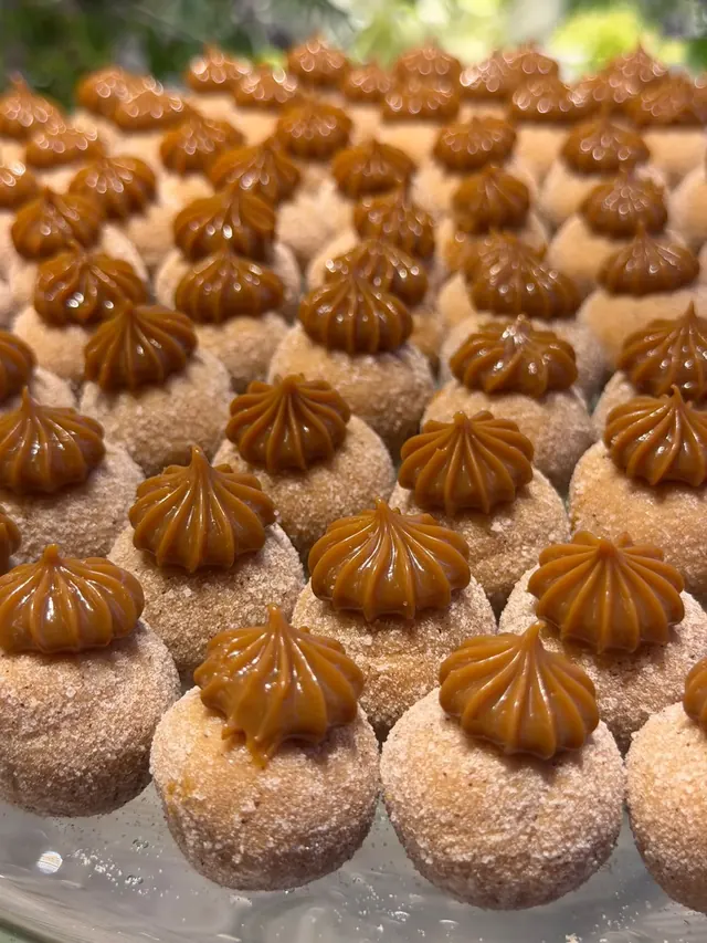 Detalhe de bolo de casamento de alta confeitaria