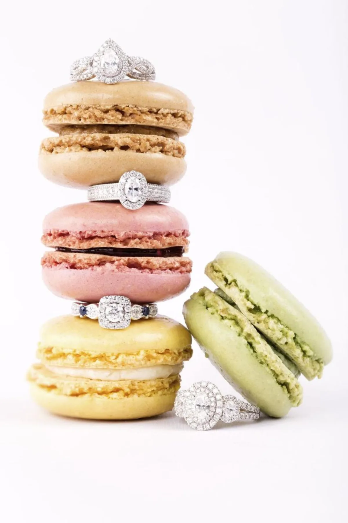 Torre de macarons com anéis de diamante — Dassa Danna