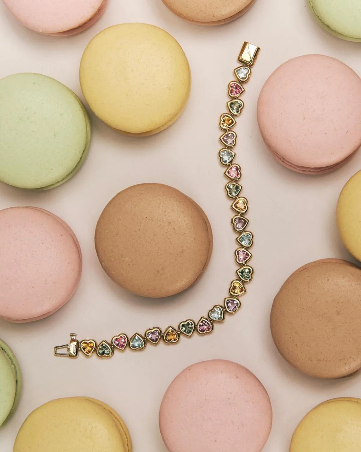Macarons pastel com pulseira de corações — Dassa Danna