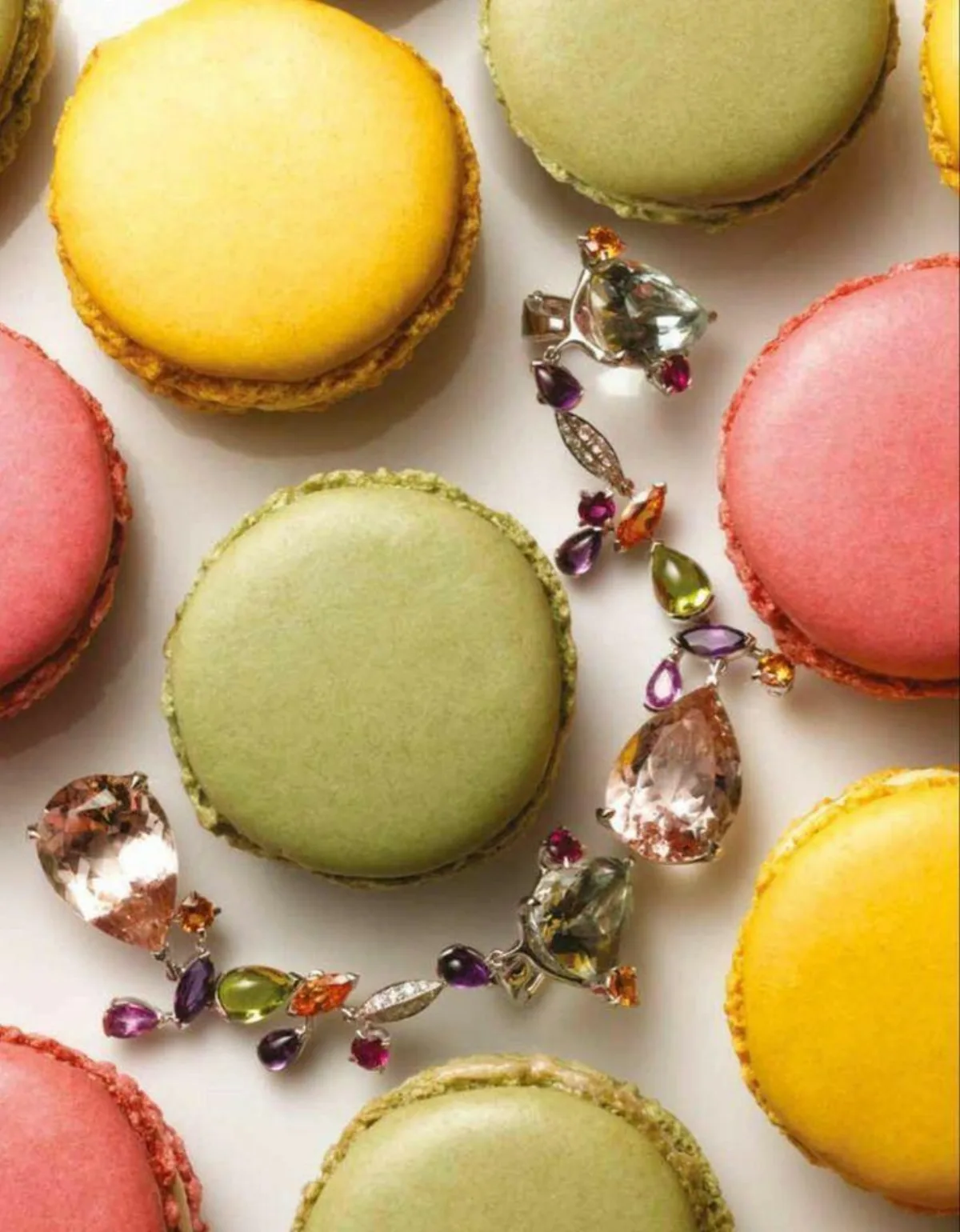 Macarons coloridos com joias de pedras preciosas — Dassa Danna