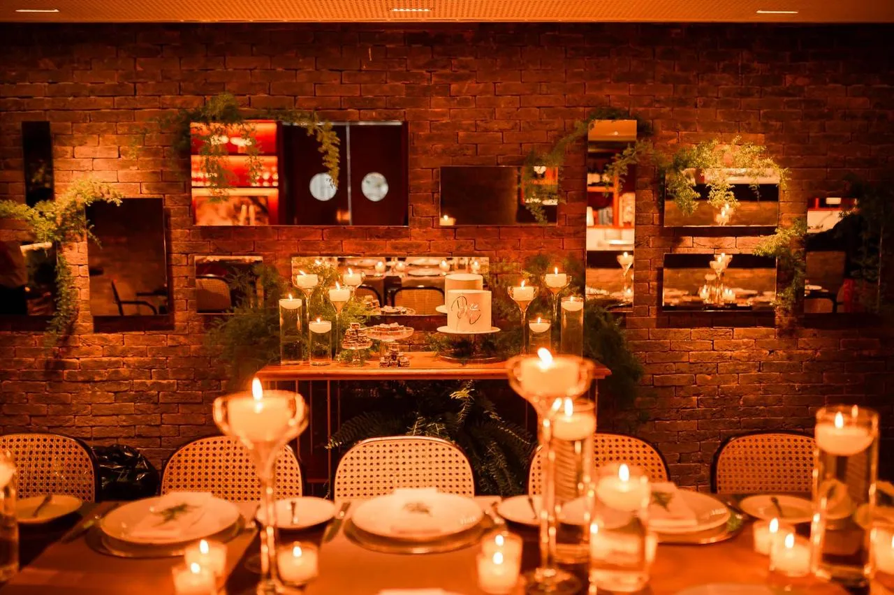 Mesa dos convidados à luz de velas — Aniversário na Casa Tua