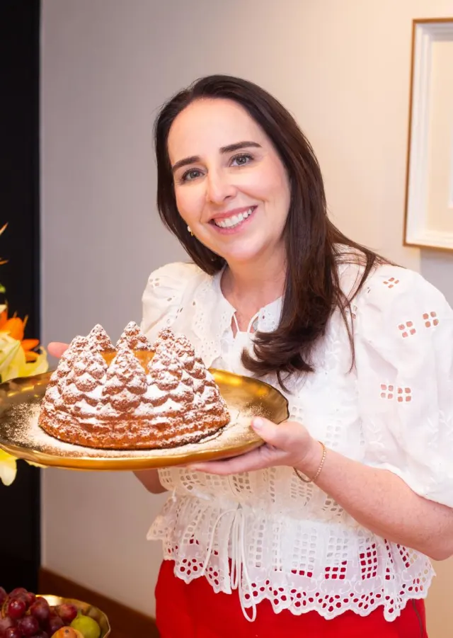 Renata Estrella com o bolo pinha de Natal