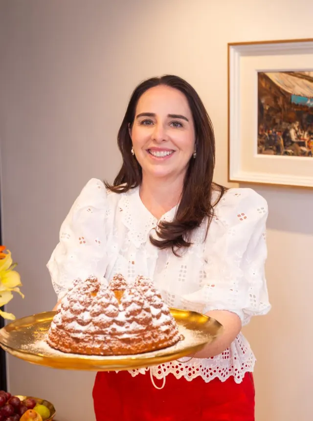Renata Estrella apresentando o bolo pinha de Natal