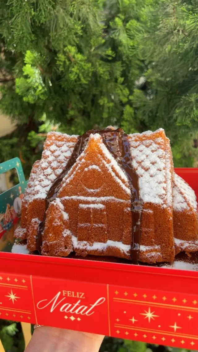 Bolo em formato de casinha de Natal com calda de chocolate — caixa Feliz Natal