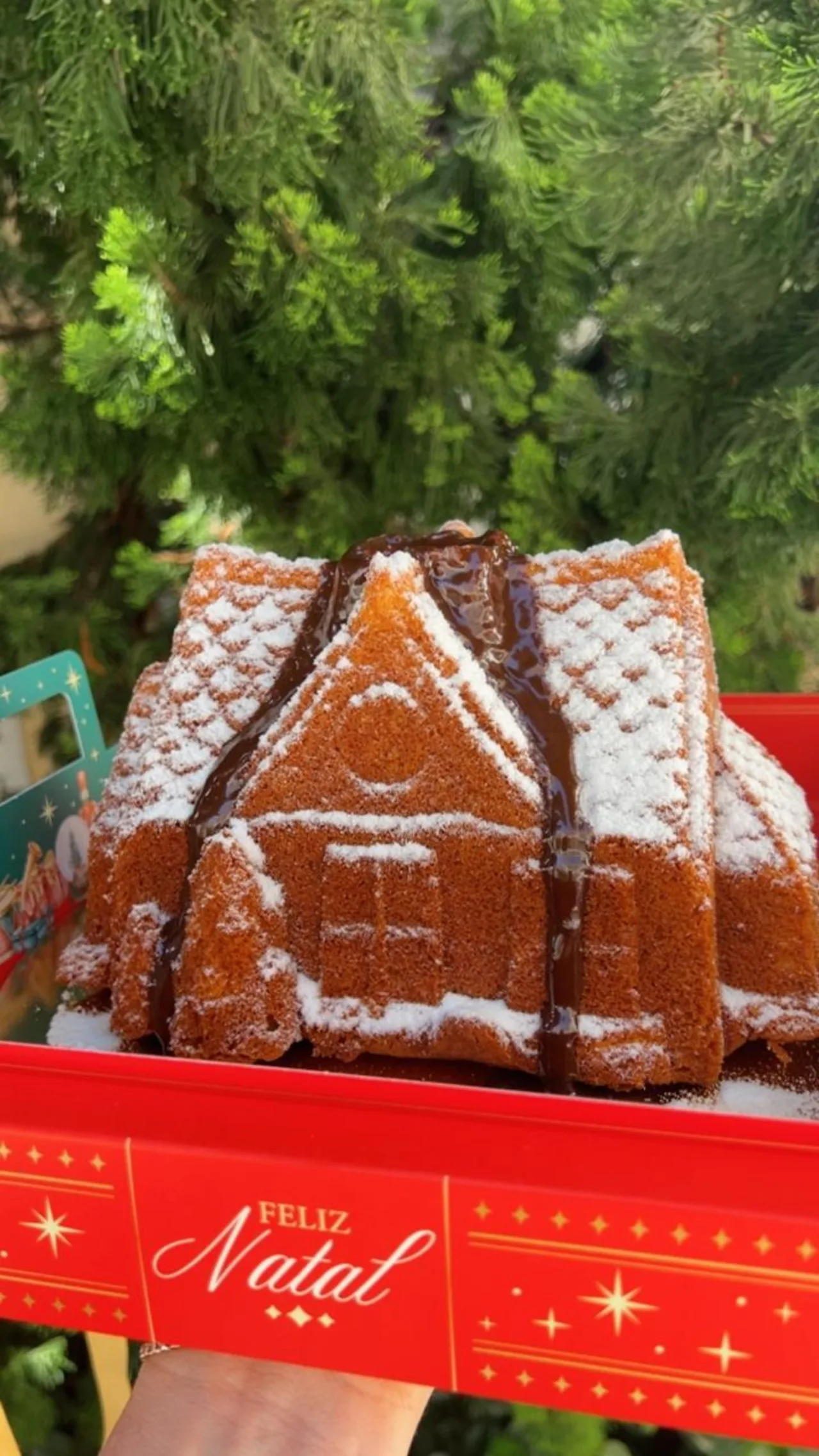 Bolo em formato de casinha de Natal com calda de chocolate — caixa Feliz Natal