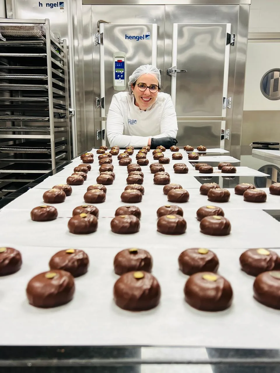 Origens — Renata com suas criações de chocolate