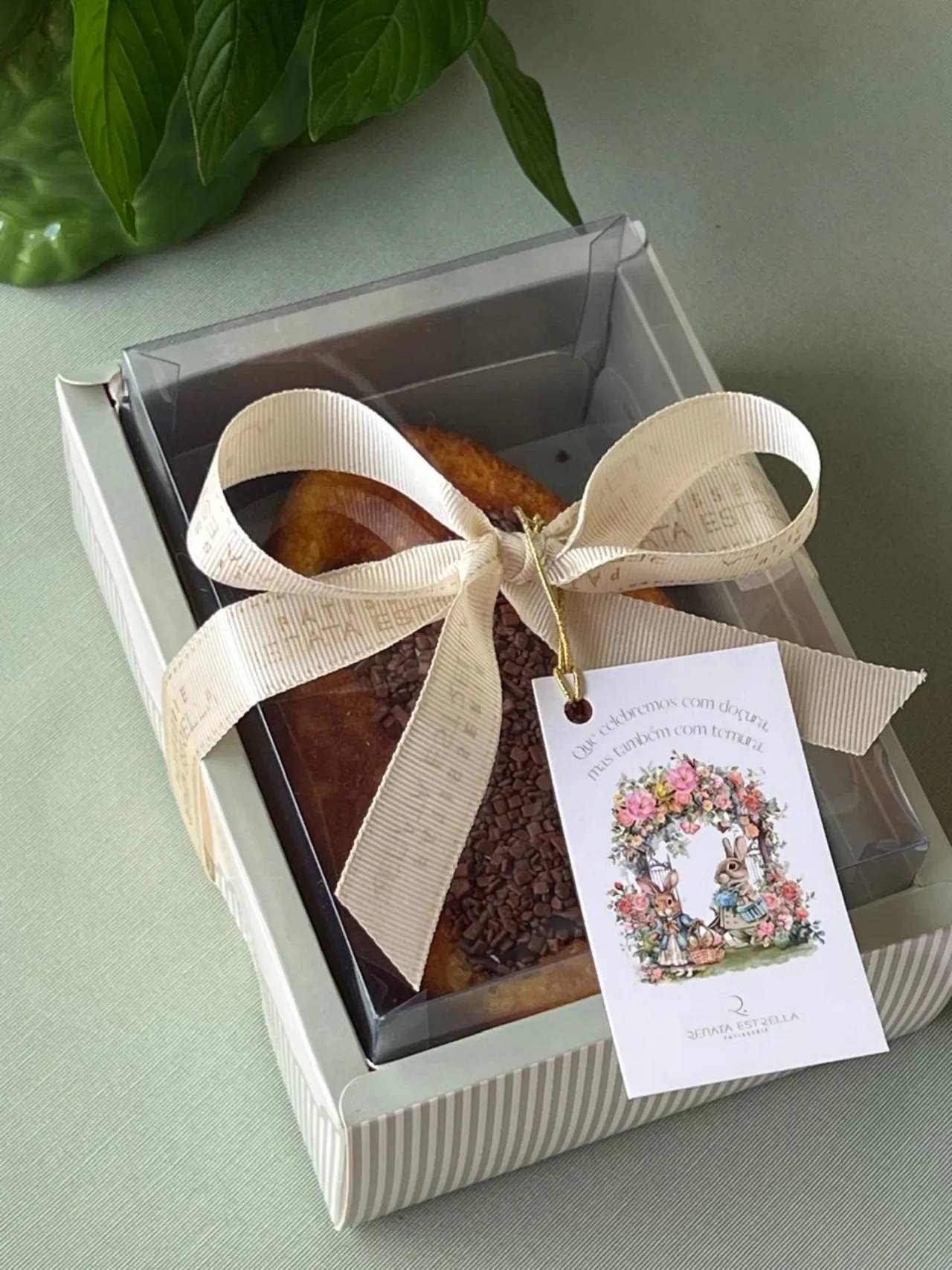Caixa Renata Estrella com doce de Páscoa e cartão de coelhos