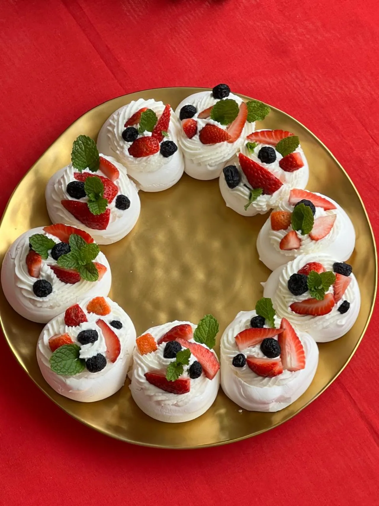 Mini pavlovas com frutas vermelhas dispostas em coroa — Páscoa