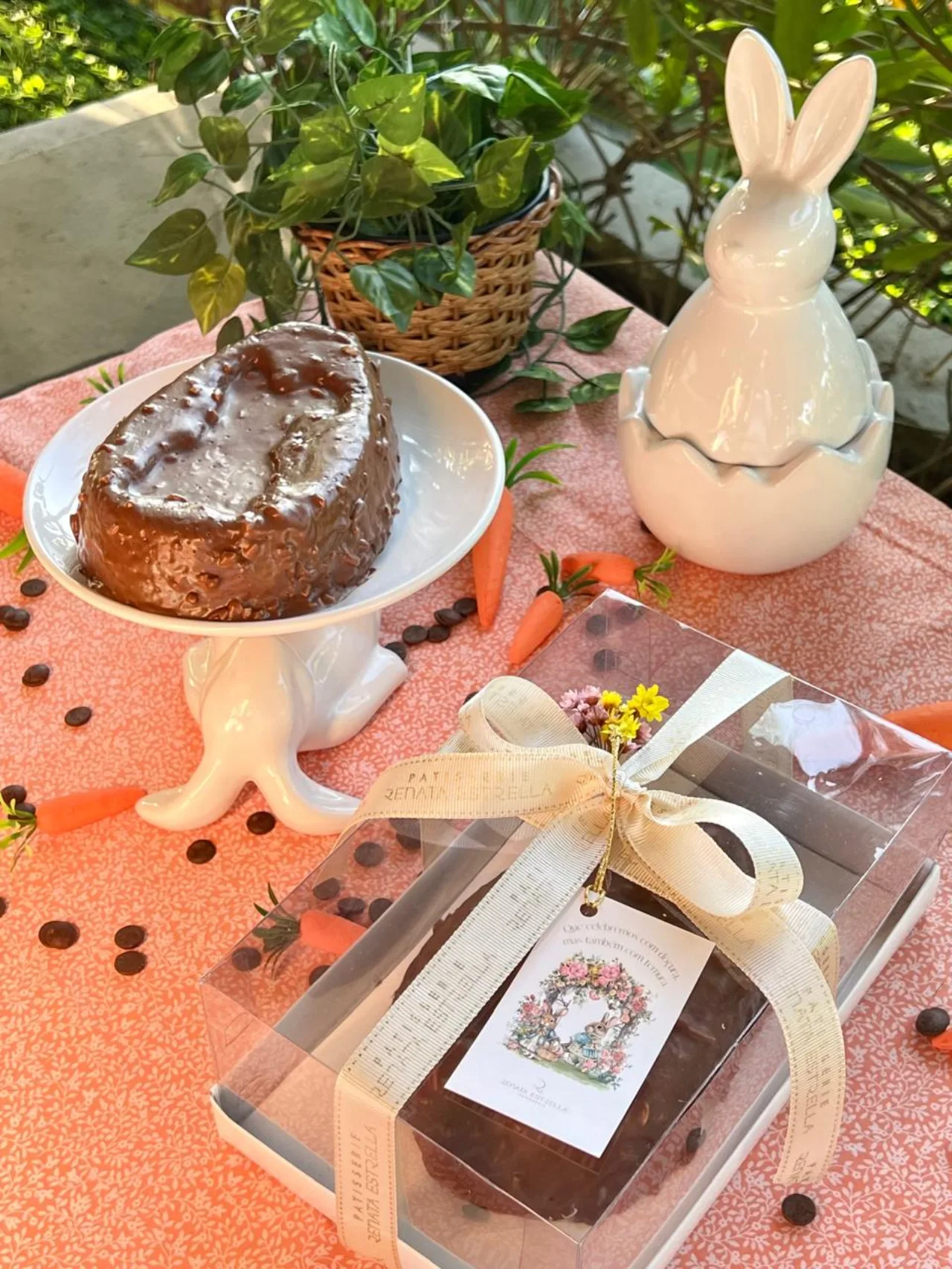 Bolo de coelho com calda de chocolate ao lado de coelho de cerâmica — Páscoa