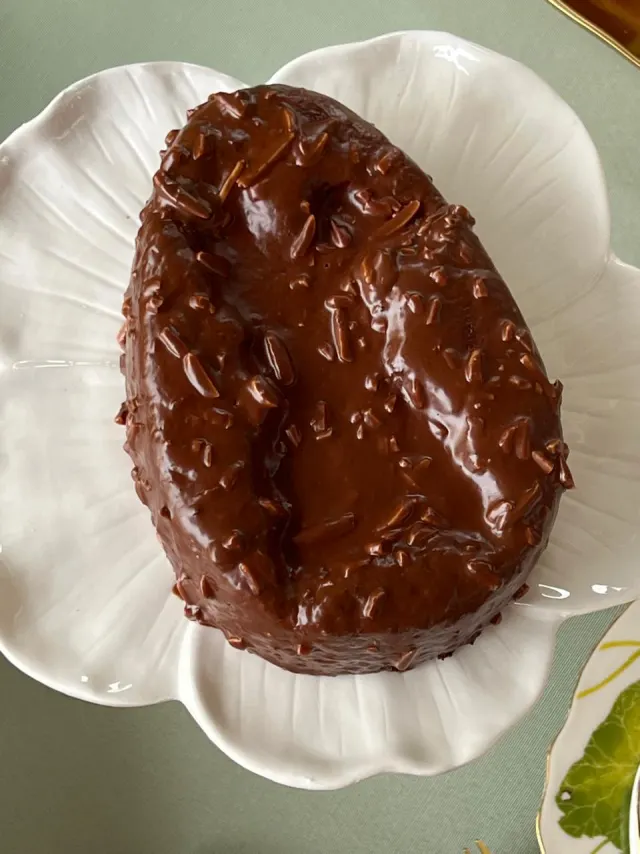 Bolo em formato de ovo com cobertura crocante de chocolate — Páscoa